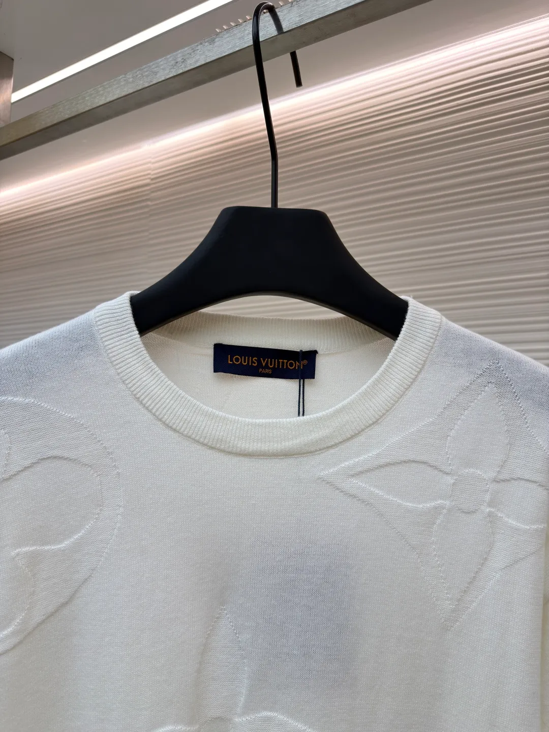 LOUIS VUITTON Four-leaf clover woolen short-sleeve ●Original version: 11000 purchased and developed ●Item number: 1681110-A55 ●Fabric: combed cotton fabric ●Technology: woolen fabric ●Version: fitted version ●Weight: about 240 grams ●Size: XS-S-M-L ●Description: The wool material is made of 40s double-ply 100% combed cotton yarn, and the machine uses 14 needles and 2 yarns to weave the piece. A single piece takes 160 minutes per piece, 20 minutes for plate sewing, manual quality inspection, and specific three-standard washing. The overall wiring is straight and delicate, the fabric is comfortable and soft, and the color is consistent without color difference. It can be matched with the same style to create a fashionable look and control various occasions. Customized accessories, complete with three standards, same style for men and women!